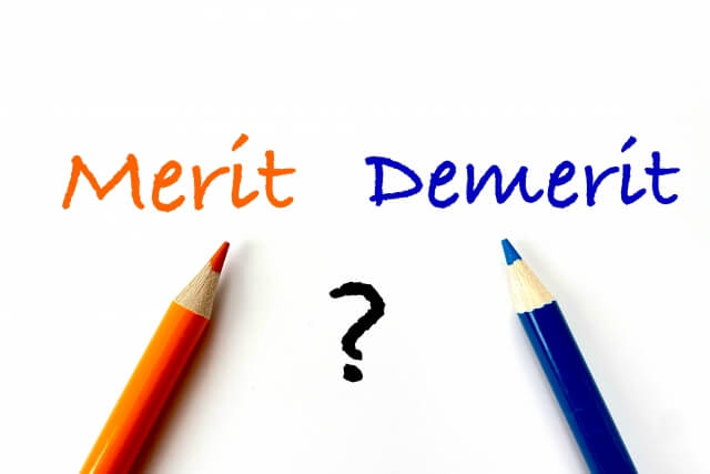 MeritとDemeritの文字と色鉛筆